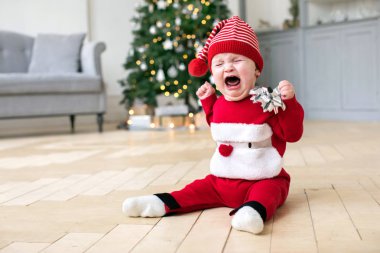 Noel kostüm yere ağlayan bebek