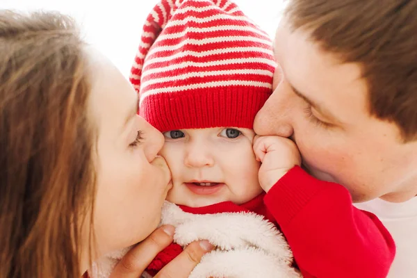 Pais beijando bebê em bochechas — Fotografia de Stock