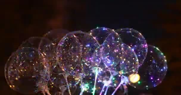 Ballon installieren LED-Beleuchtung innen so attraktiv dunkel — Stockvideo