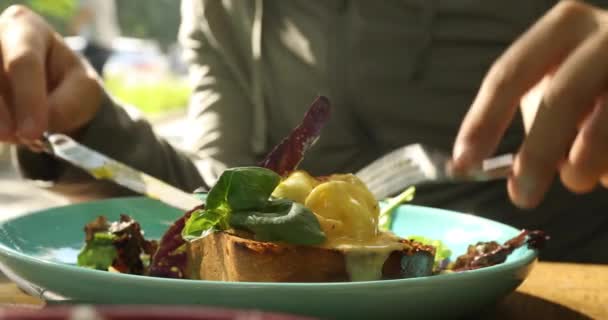 Retrato de cerca de un hombre desayunando — Vídeo de stock