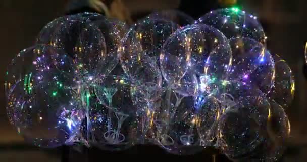 Ballon installieren LED-Beleuchtung innen so attraktiv dunkel — Stockvideo