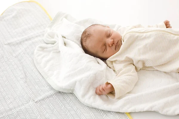 Sleeping newborn baby on blanket — Stock Photo, Image