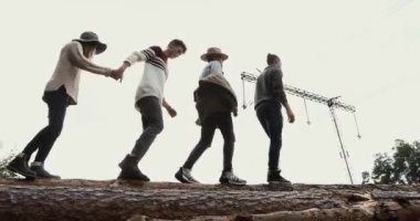 Arkadaşlar aşağı kamera uzak bir günlük