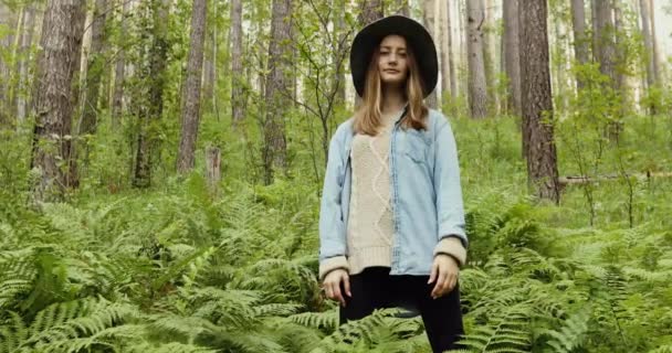 Close up Retrato de bela menina loira sorrindo em uma natureza — Vídeo de Stock