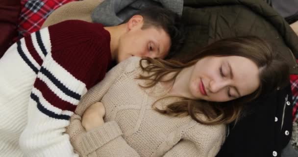 Facet i dziewczyna są śpiące na kocu w parku — Wideo stockowe