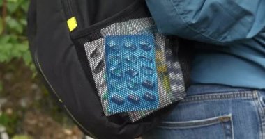 Tabletler ve ilaçlar bir gezi ile Backpacker