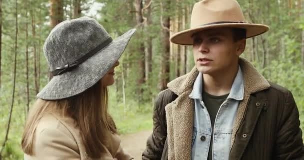 Pareja joven hablando en el bosque — Vídeos de Stock