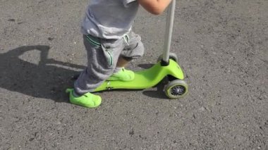 Yeşil at binme kırpma çocuk tekme scooter yakın çekim