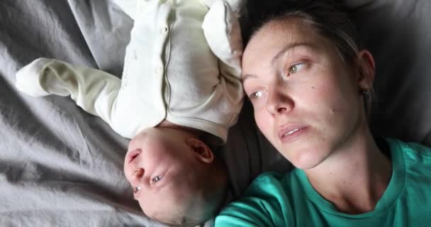 Yorgun anne Post Natal depresyon — Stok video