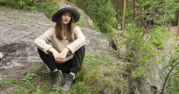 Mujer rubia se sienta relajante en el bosque — Vídeo de stock