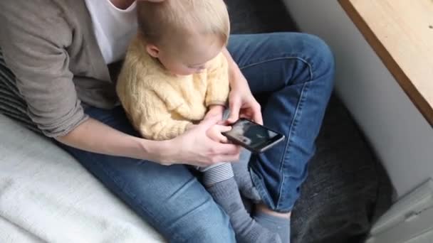 Mutter und Kleinkind machen Selfie im gemütlichen Wohnzimmer — Stockvideo