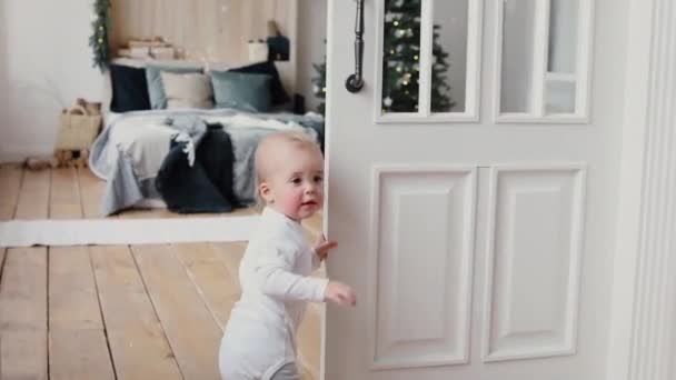 Charmant enfant dans la porte de la chambre confortable — Video