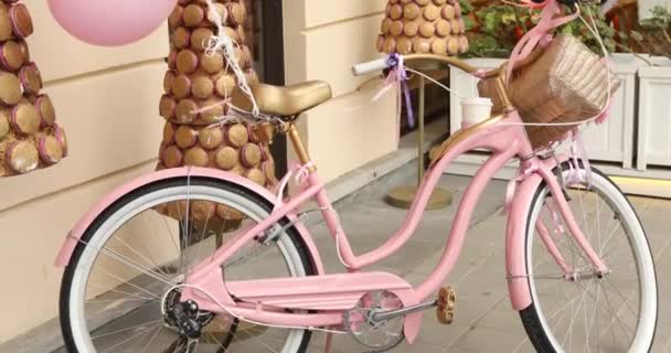 Vintage rosa meninas bicicleta ao ar livre — Vídeo de Stock