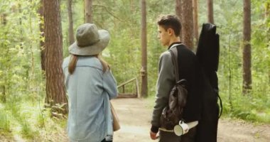 Genç çift kavga ediyor.