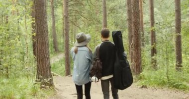 Genç adam ve kadın ormanda yürüyüş