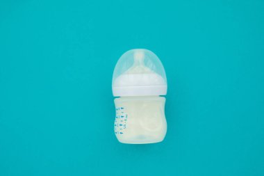 Bebek şişe whith karışımı süt bebek besleme
