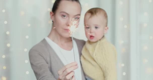 Mladá žena s Bengálsko světlo drží malého chlapce — Stock video