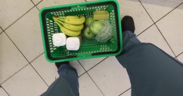 Donna con cesto di cibo al supermercato o negozio di alimentari — Video Stock