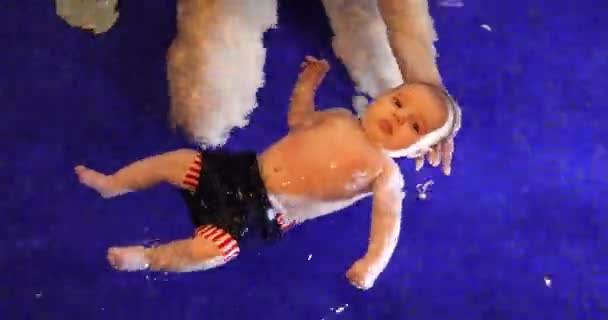 Piscina niña recién nacida — Vídeo de stock