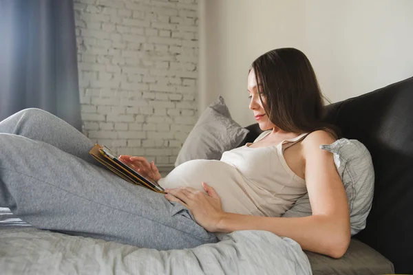 Mulher feliz grávida usando o computador Tablet Barriga — Fotografia de Stock