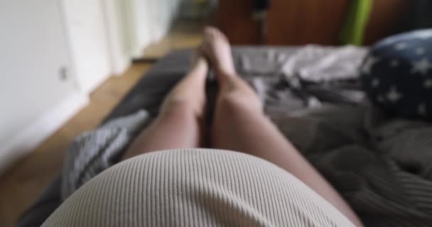 Femme enceinte couchée sur le mauvais à la maison POV — Video