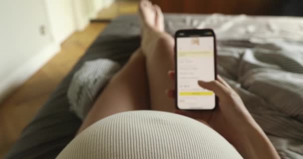 Těhotná žena nákup Online smartphone Pov — Stock video