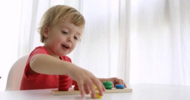 Ahşap gelişmekte olan bulmaca oyuncaklar ile oynama çocuk