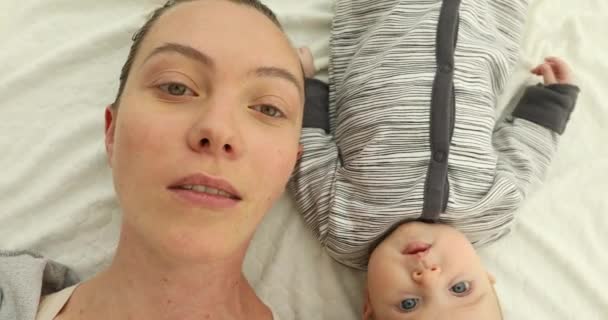 Η μητέρα και το νεογέννητο είναι ψέματα κάτοψη εσωτερικη — Αρχείο Βίντεο