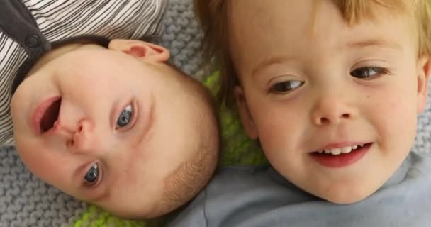 Дети смешной портрет младший брат и сестра щека к щеке — стоковое видео