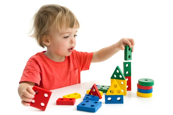Mały chłopiec bawi się kolorowy blok — Zdjęcie stockowe