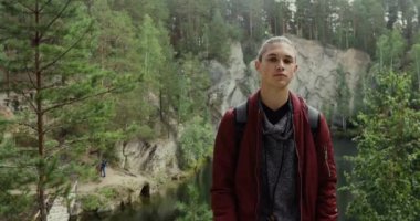 Genç adam yakın çekim portre Park