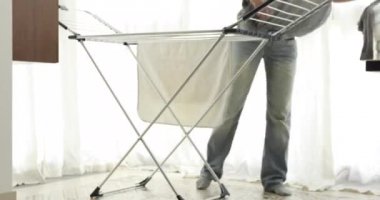 Çamaşır kurutma makinesi hızlı bir giysi içinde asılı