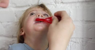 Üst bebek çocuk dişlerini fırçalayıp fırçalamadığını