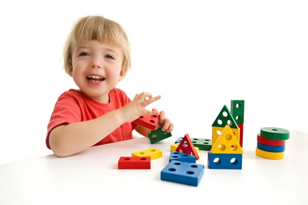 Niño jugando con bloque de colores —  Fotos de Stock