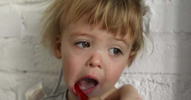 Rodiče čistí zuby boy baby — Stock video