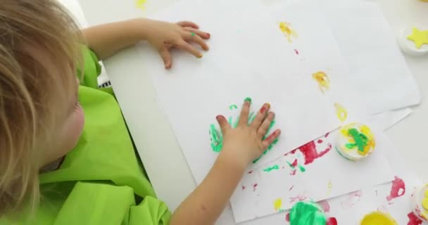 Ребенок рисует пальцевые краски — стоковое видео
