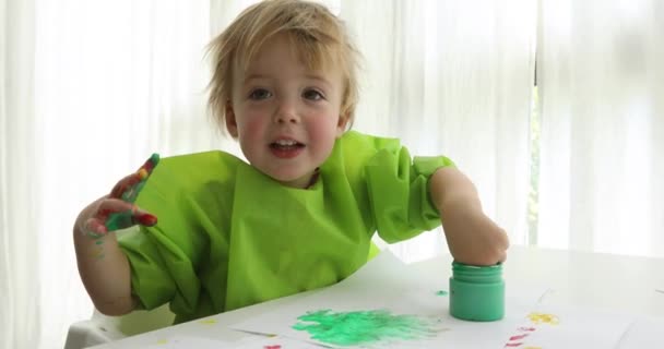 Niño dibuja pinturas tipo dedo — Vídeos de Stock