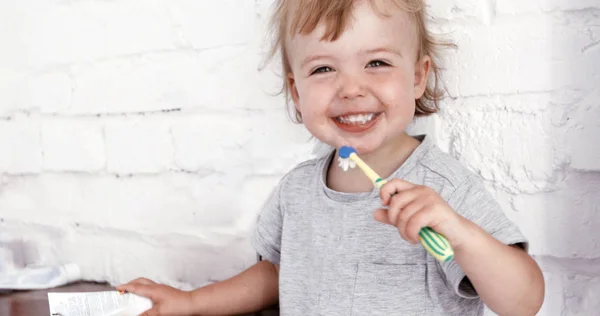 Baby pojke borsta tänderna med en tandborste — Stockfoto