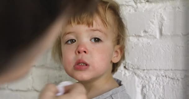 Babys face is wiped with a napkin — Stock Video