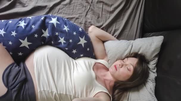 Mujer embarazada durmiendo — Vídeo de stock