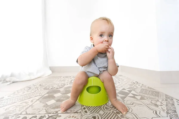 Barnet sitter på pottan — Stockfoto
