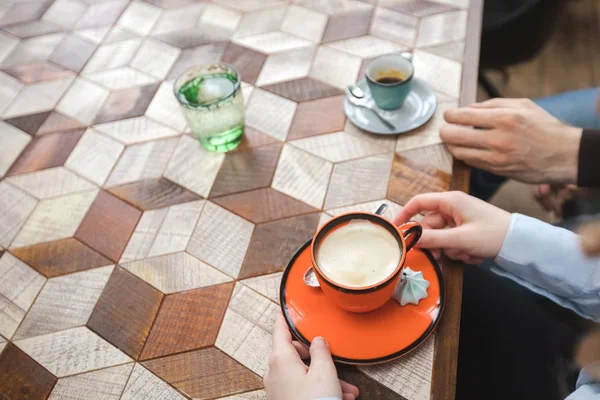 Gente de los cultivos tomando café en la mesa —  Fotos de Stock