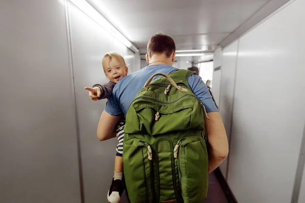 Ο άνθρωπος με το παιδί στον κυλιόμενο διάδρομο — Φωτογραφία Αρχείου