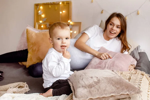 Беременная мать и ребенок на кровати — стоковое фото