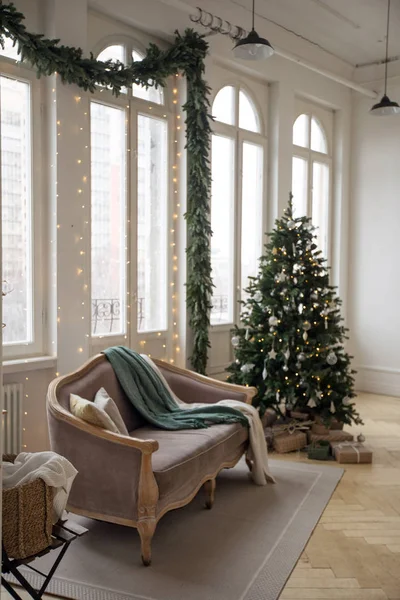 Pohovka a vánoční strom u windows — Stock fotografie