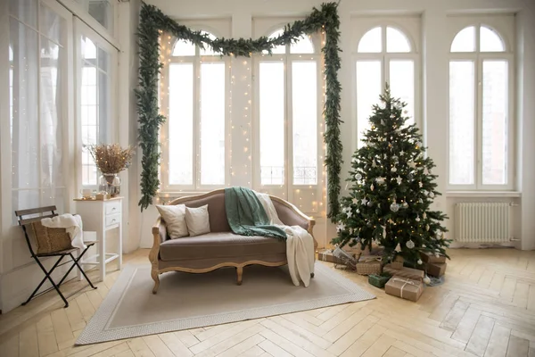 窗户附近的沙发和圣诞树 — 图库照片