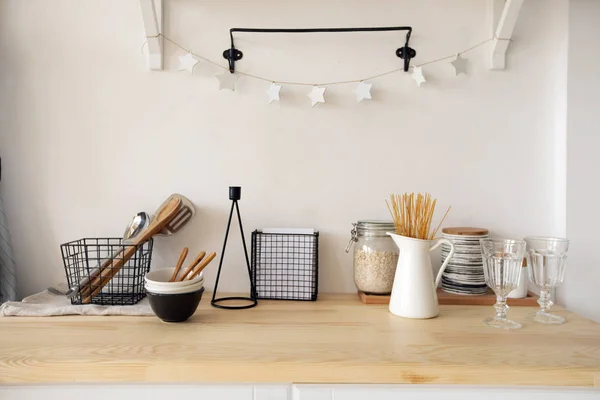 Meubilair en serviesgoed in keuken — Stockfoto