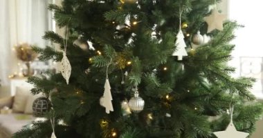 Noel ağacı ve windows yakınındaki kanepe