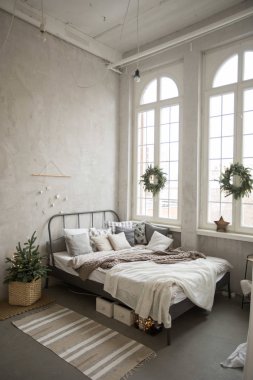 Noel için dekore edilmiş yatak odası