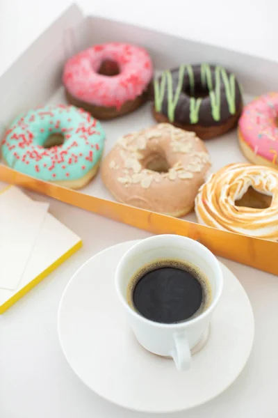 Xícara de café e caixa de donuts — Fotografia de Stock